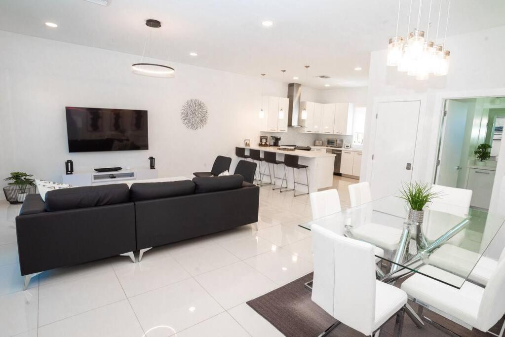 Across The Ocean Few Steps To Beach Contemporary Three Bedroom Townhouse Pompano Beach Dış mekan fotoğraf