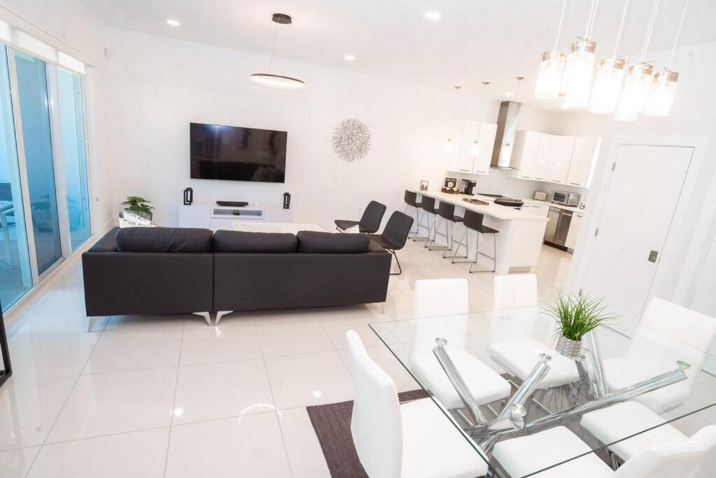 Across The Ocean Few Steps To Beach Contemporary Three Bedroom Townhouse Pompano Beach Dış mekan fotoğraf