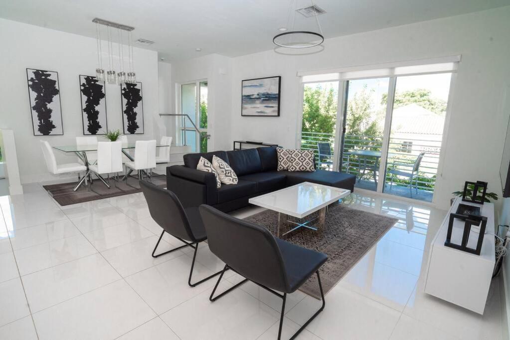Across The Ocean Few Steps To Beach Contemporary Three Bedroom Townhouse Pompano Beach Dış mekan fotoğraf