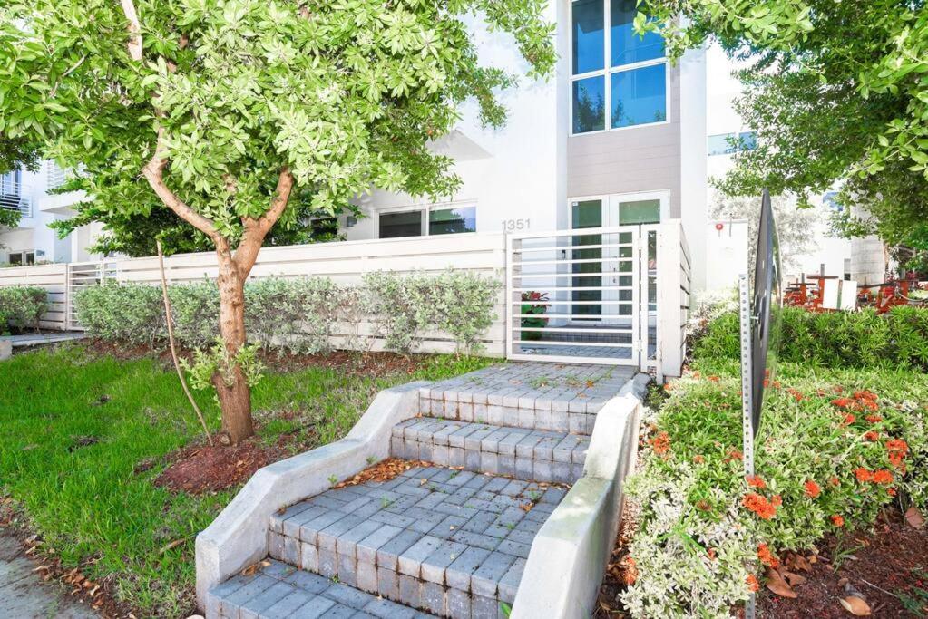 Across The Ocean Few Steps To Beach Contemporary Three Bedroom Townhouse Pompano Beach Dış mekan fotoğraf