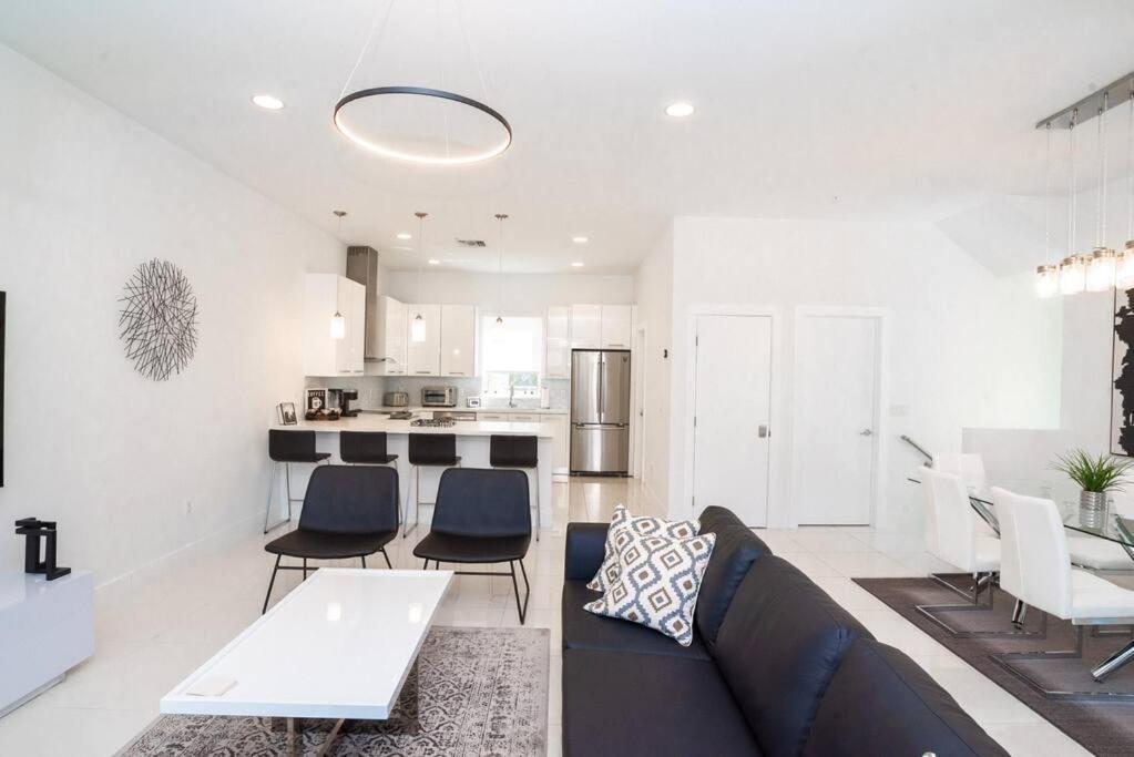 Across The Ocean Few Steps To Beach Contemporary Three Bedroom Townhouse Pompano Beach Dış mekan fotoğraf