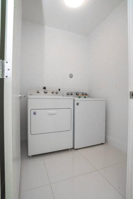 Across The Ocean Few Steps To Beach Contemporary Three Bedroom Townhouse Pompano Beach Dış mekan fotoğraf