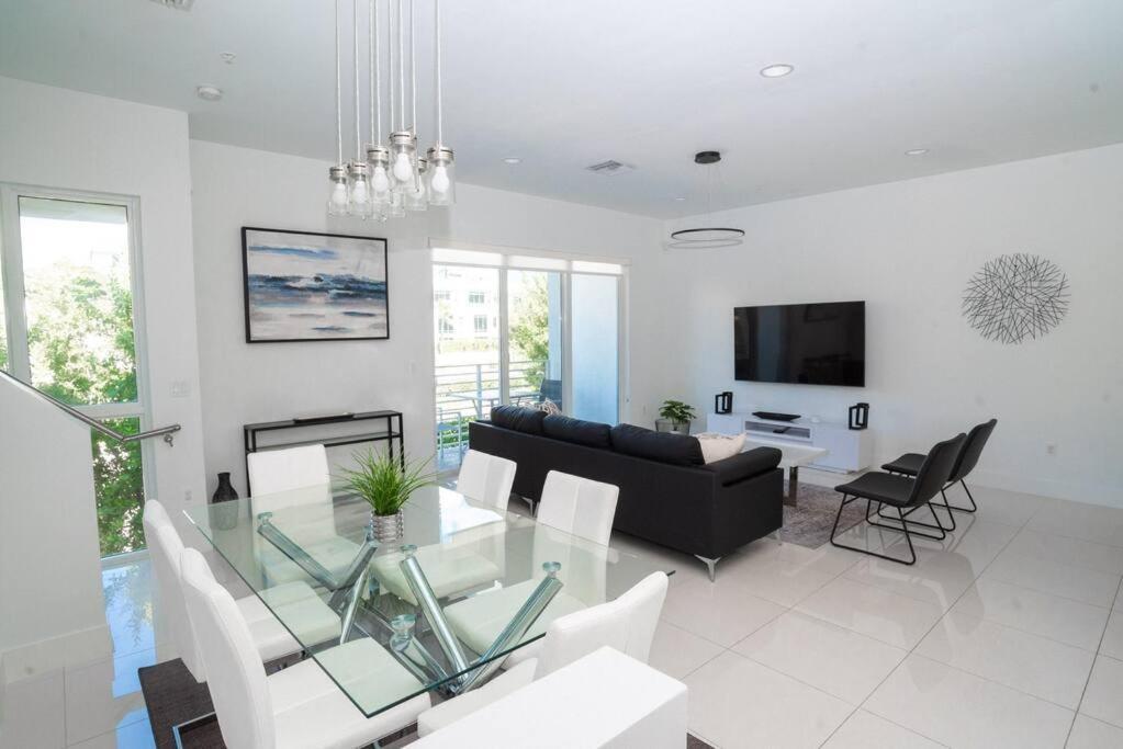 Across The Ocean Few Steps To Beach Contemporary Three Bedroom Townhouse Pompano Beach Dış mekan fotoğraf
