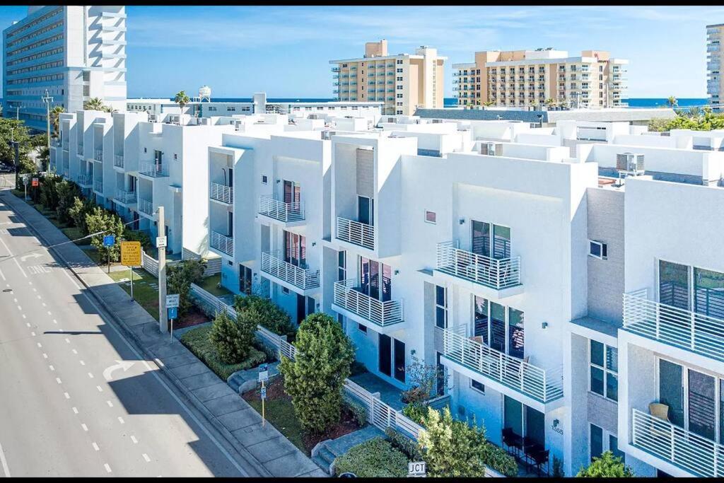 Across The Ocean Few Steps To Beach Contemporary Three Bedroom Townhouse Pompano Beach Dış mekan fotoğraf